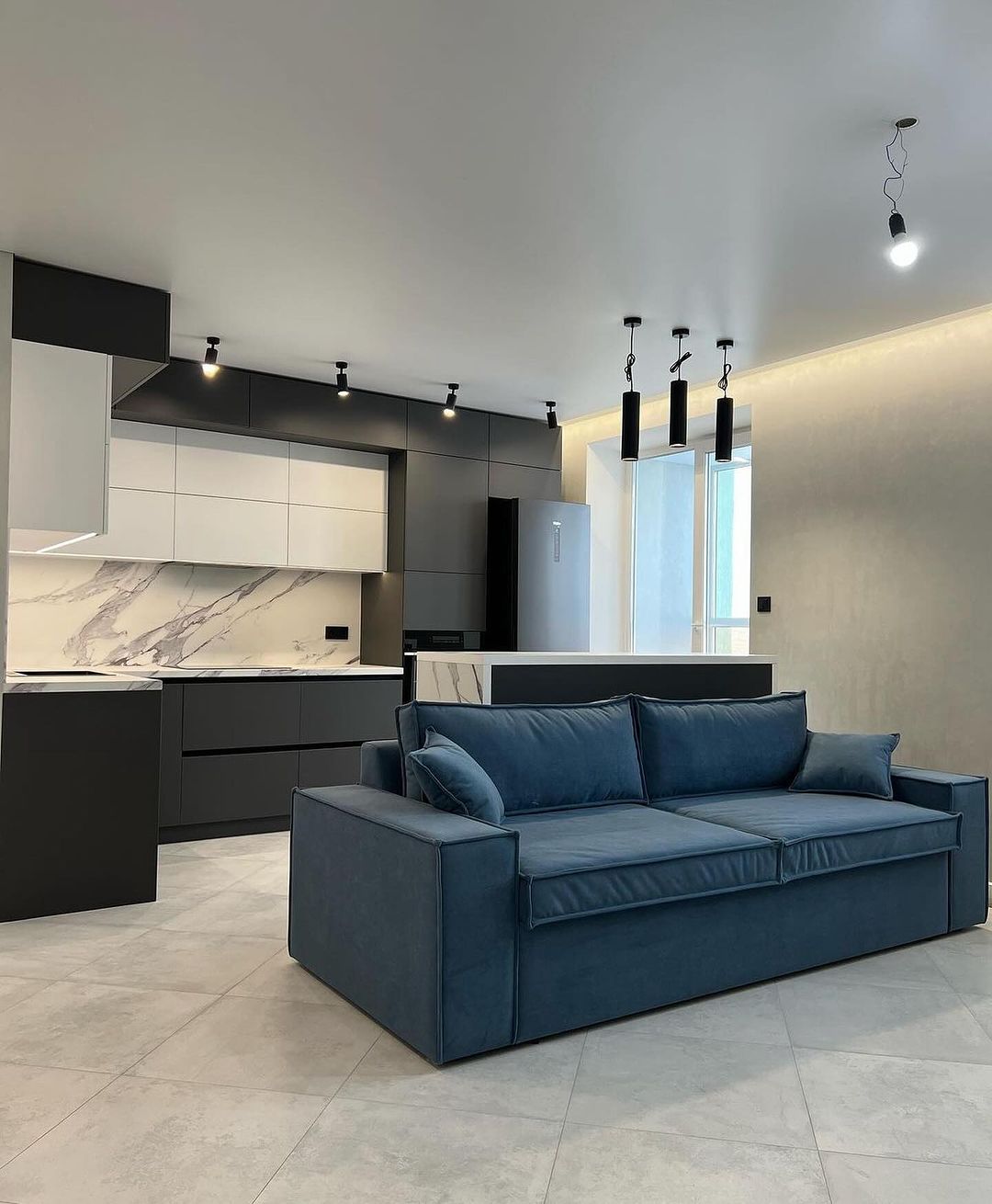 Черно-белая кухня с островом - Компания 'Capital furniture'