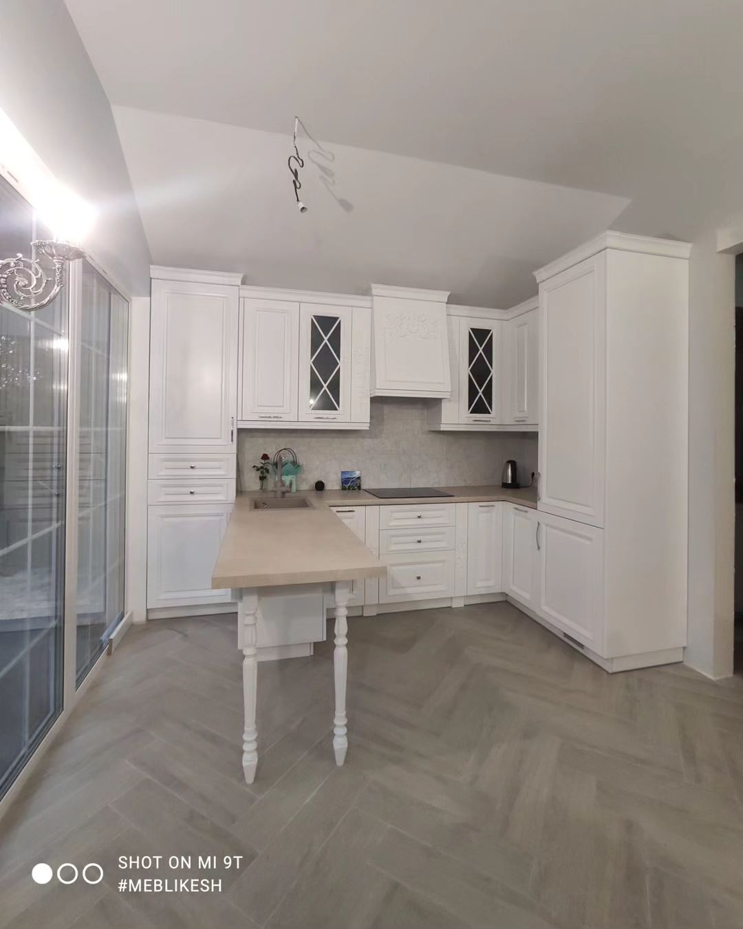 Утонченная кухня с резными элементами (фото 1) - Компания "AV-L furniture"